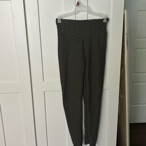 Green/Grey textured scrunch leggings!